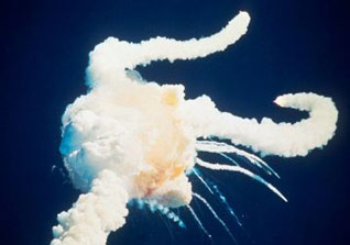 La famosa immagine dell'esplosione del Challenger